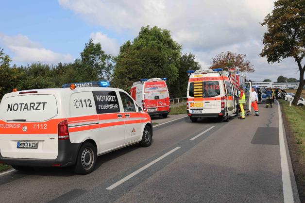 Schwerer Unfall nach missglücktem Überholvorgang auf Landesstraße zwischen Rostock und Elmenhorst: Zwei Autos krachen frontal zusammen, ein drittes fährt in Unfallstelle, zwei Verletzte