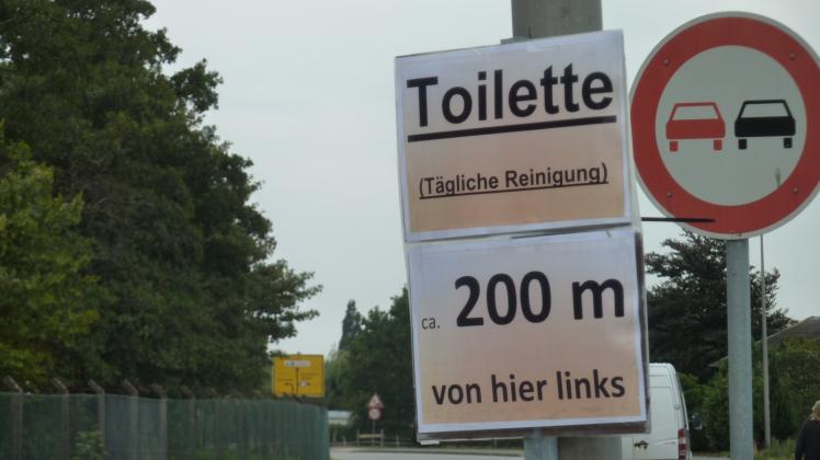 Dieses Schild soll vor allem Auswärtige auf die Toiletten aufmerksam machen. 