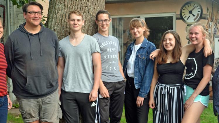 Gruppenbild vor dem Jugendzentrum Exxe:  v.li. die Gruppenleiter Sarah und Michael, Tom, Nick, Isabell, Tonia, Sophie sowie ganz rechts Nicole Uck, Mutter von Sophie. 
