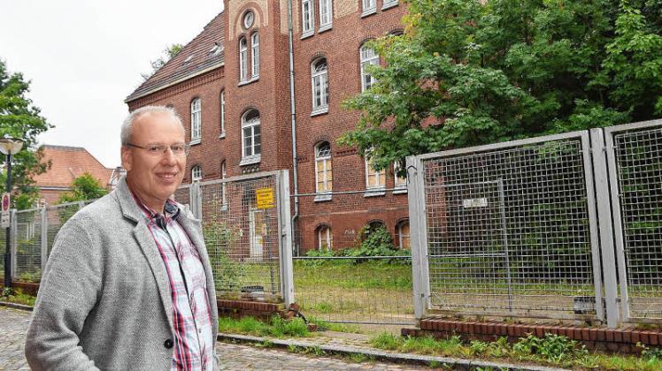 VHS-Leiter Rainer Nordmann vor dem einstigen Sanitätsgebäude auf dem Gelände der ehemaligen Eiderkaserne. Die Räume würde er gerne für Seminare und Workshops nutzen. 