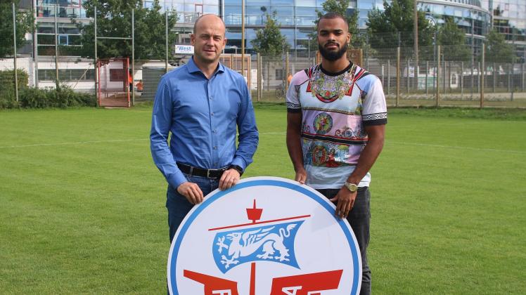 Hansa-Neuzugang Phil Ofosu-Ayeh  mit Vorstand Sport Markus Thiele.   