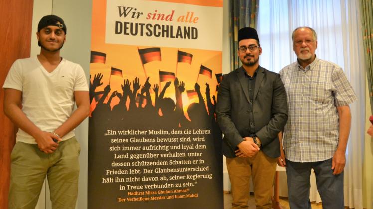Ahmed Chaudhry (Mitte) von der Ahmadiyya-Muslim-Gemeinde setzt sich zusammen mit Caieb Ahmad (links) und Mounir Ben Aissa (rechts) für einen offenen Umgang mit dem Islam ein.