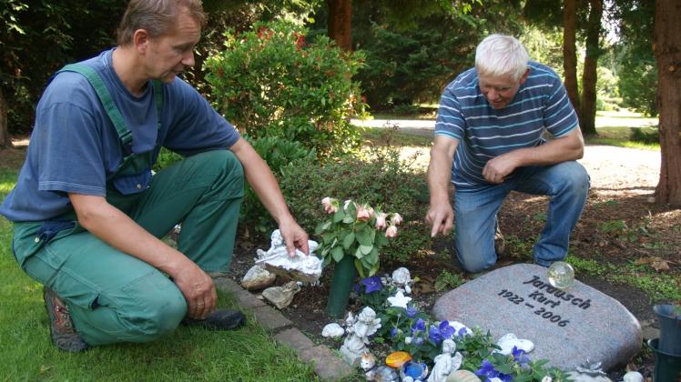 Fassungslos: Die Friedhofsmitarbeiter Jan Littmann (links) und Bernd Paulsen an dem Grab, wo die unversehrten Engel zusammengetragen wurden. Fotos: Hans-Jürgen Kühl 