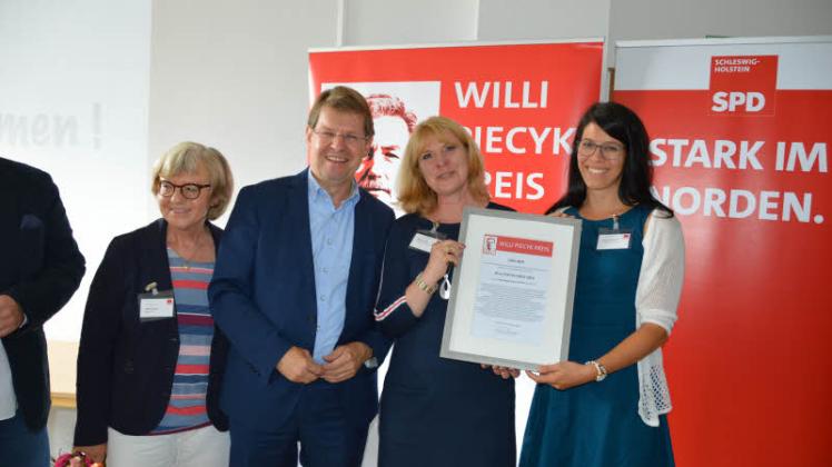 Den Willi-Piecyk-Preis erhielt unter anderem die Carl-Maria-von-Weber-Schule in Eutin. Die Projektleiterinnen Harriet Stieg und Sylvia Liethmann (r.) erhielten ihn von der SPD-Europaabgeordneten und Jurorin Ulrike Rodust (l.) und dem SPD-Landesvorsitzenden Ralf Stegner. 