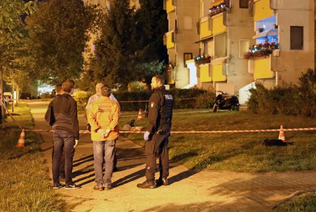 Rostock: Mann mit schwerer Messerstichverletzung auf Gehweg aufgefunden - war es eine Beziehungstat?
