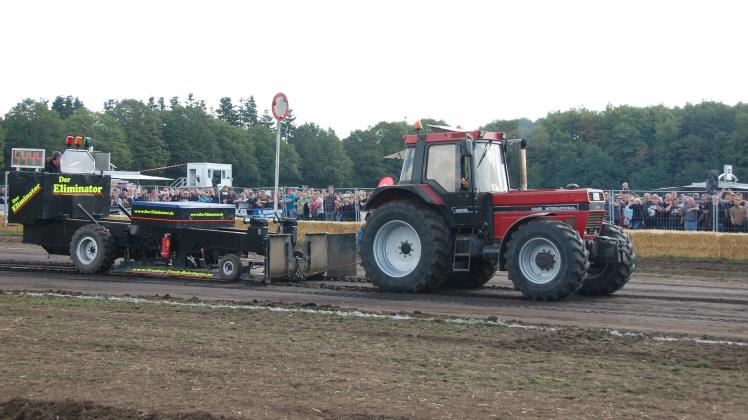 Der Traktor von Alexander Thies schleppt den mehrere Tonnen schweren Bremswagen über die Strecke.