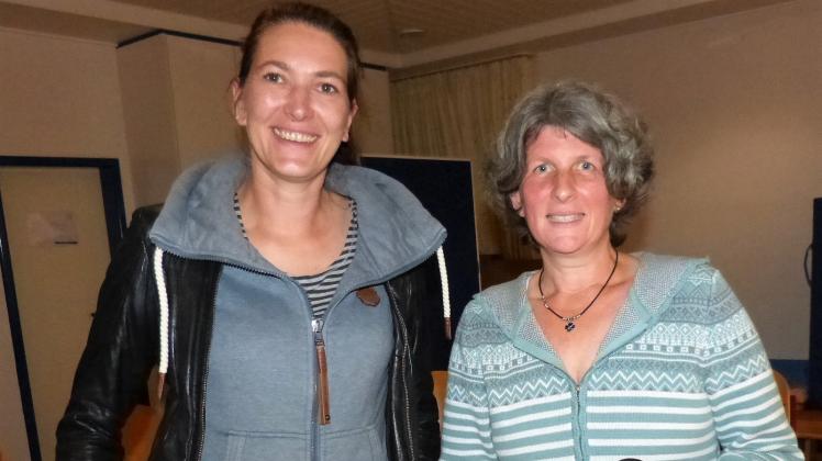 Britta Schadach (links) bedankte sich nach dem Vortrag der Kinder- und Jugendpsychotherapeutin Nathalie Schwolow.