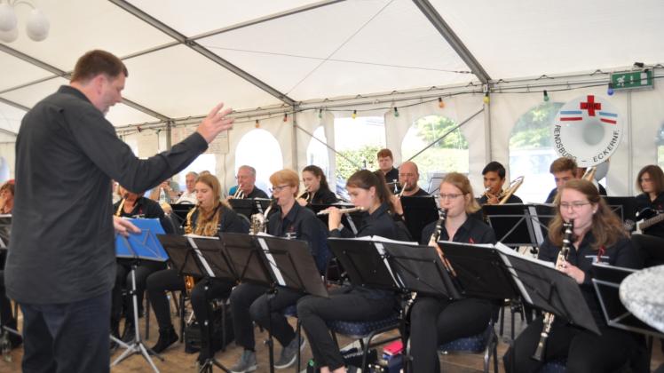 Das Jugendrotkreuzorchester unter der Leitung von Torsten Plaß sorgte für die musikalische Begleitung der Jubiläumsfeierlichkeiten.