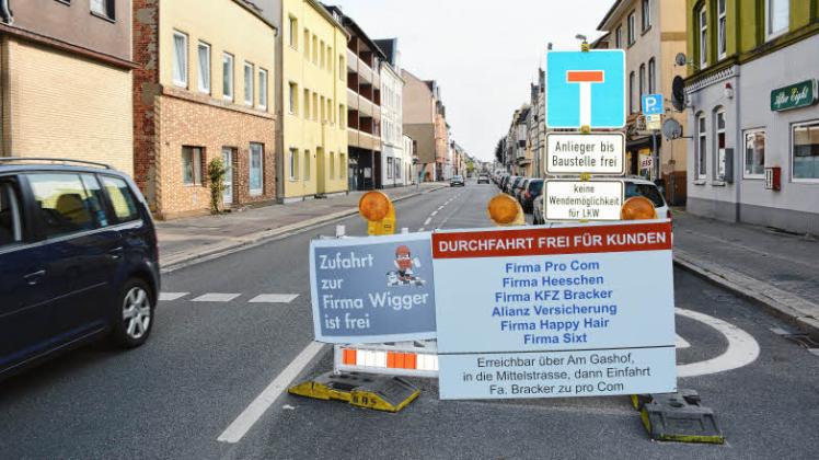 Ein Schild in Höhe Einmündung Bismarckstraße weist auf Geschäfte hin, die auch hinter der Absperrung an der Kieler Straße noch mit dem Auto erreichbar sind. Fotos: Bluhm 