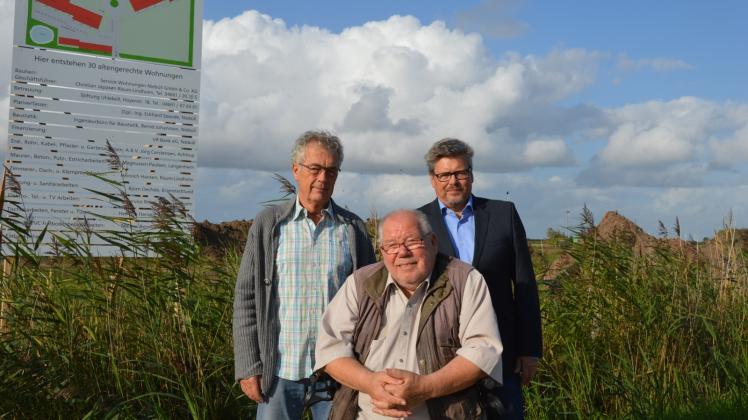 Freuen sich auf den baldigen Baubeginn: Manfred Steffens, Knut Henningsen (hinten rechts) und Christian Jappsen (vorne).   