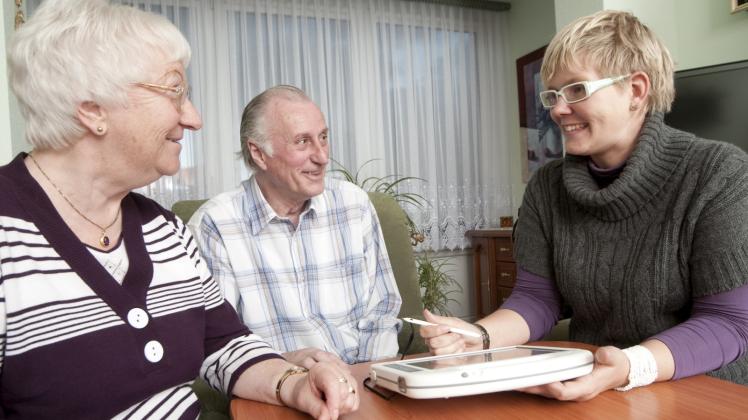 hausbesuch-mit-angehörigen_dzne hausbesuch-mit-angehörigen_dzne