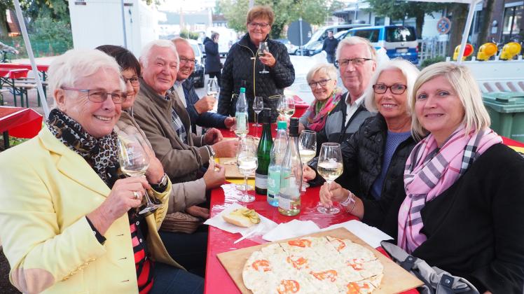 Beim Uetersener Weinfest finden Freunde schnell zusammen.