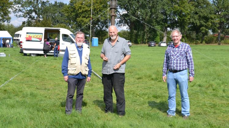 Vorstandsvorsitzender Rolf Strehlau (Rufzeichen DK9LJ, links) und Thomas Dänecke (DB6LTD) beim Fieldday in Quickborn. 