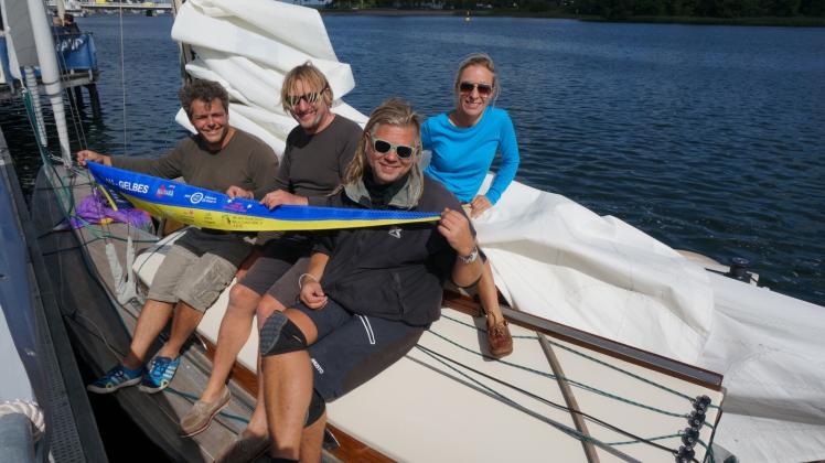 Die Crew der „Ilsebill“ mit Timm Adler (v.li.), Hauke Prohn, Roland Villasenor und Steuerfrau Jeanette Steinmeier mit dem Blau-Gelben Wimpel.