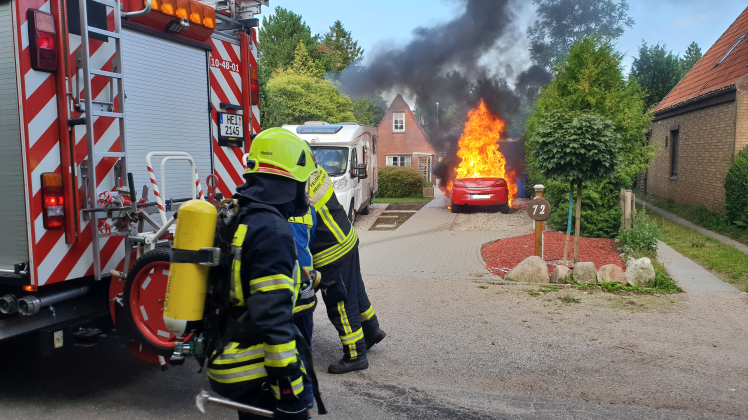 Die Feuerwehr Heide rückte mit insgesamt mit vier Einsatzwagen an, um die Flammen zu löschen. 