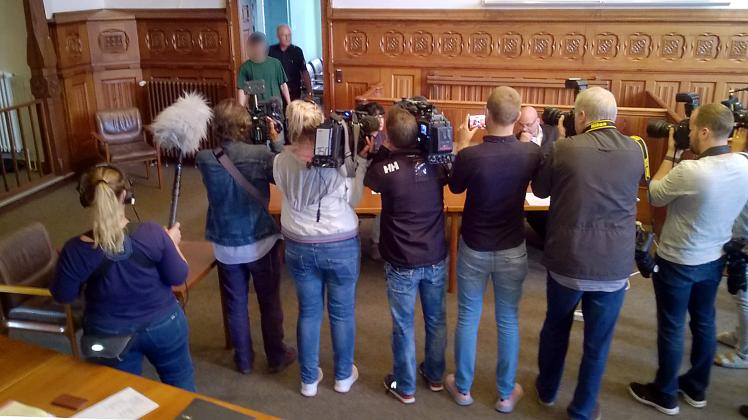 Großes Medieninteresse beim Prozessbeginn im Fall der ermordeten Mireille B. im Flensburger Landgericht.