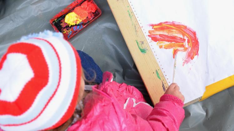 Basteln und sich beim Malen mit den Farben ausprobieren: Das können Kinder bis zwölf Jahre bei der „kleinen Fleckenkunst“ am Sonnabend auf dem Großflecken.