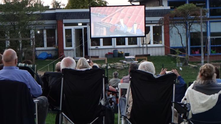 Etwa 100 Kremper Filmfreunde genossen den Kinoabend am Mühlenberg. 