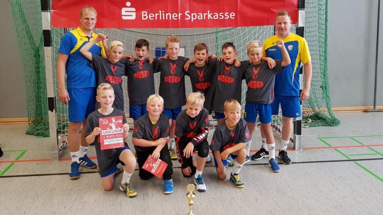 Stolz präsentieren die Matzlow/Garwitzer E-Jugend-Handballer die Sieger-Shirts.