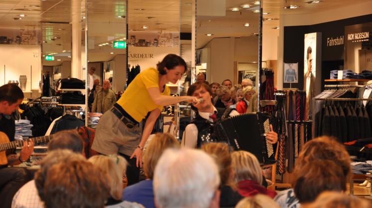 Das Swing-Trio „OHRENblumen“ aus Berlin sorgte im vergangenen Jahr im Nessler-Kaufhaus für Stimmung.