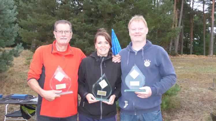 Erfolgreichste Punktesammler in 25 Jahren: „Queen of the Beach“ Karo Fehrmann (M.) eingerahmt von den Strandkönigen Reiner Schwarz (l./Senioren) und Maik Dieckmann (Herren). Erfolgreichste Punktesammler in 25 Jahren: „Queen of the Beach“ Karo Fehrmann (M.) eingerahmt von den Strandkönigen Reiner Schwarz (l./Senioren) und Maik Dieckmann (Herren).