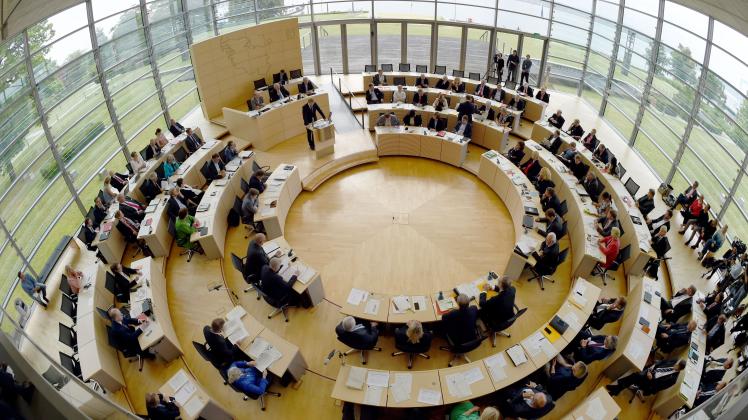 „Das, was unser Parlament architektonisch auszeichnet, soll sich auch in den Verhaltensregeln für die Abgeordneten widerspiegeln – Transparenz“, sagte Landtagspräsident Klaus Schlie am Freitag. 