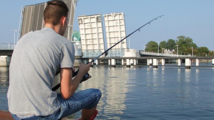 Im Kappelner Hafengebiet kann man das ganze Jahr über auf Angler treffen. Fotos: Bürger 