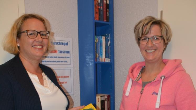 Am Büchertauschregal bedienen sich Sylvia Nissen (l.) und Alexandra Stenzel.  