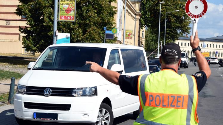 Auf der Werderstraße winkten Polizeibeamte mehrere Fahrzeuge zur Kontrolle raus. Den ganzen September über achtet die Polizei vor allem auf Handys am Steuer und andere Ablenkungen.