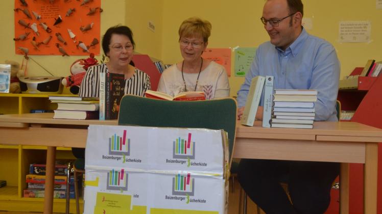 Die Freude am Buch und am Lesen wollen Sylvia Waschulewski, Doris Lingnau und Mario Buck (v.l.n.r.) im Zuge der Boizenburger Bücherkiste am Freitag wieder mit anderen teilen.