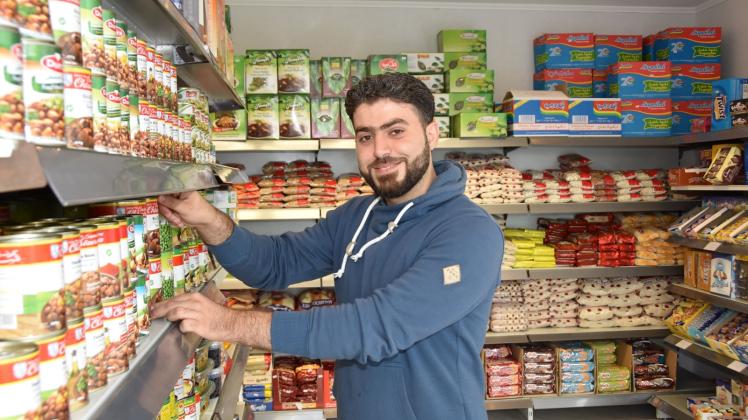 Mohammed Almassri bietet arabische Lebensmittel. Seine Ware bekommt er aus Hamburg und Berlin.