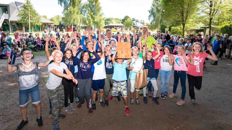 Riesenfreude bei den Schülern der Siegerklasse 4b von der Grundschule Lütjensee, die sich bei den zweiten „Joda-Waldspielen“ im Erlebniswald Trappenkamp den ersten Platz holten. 