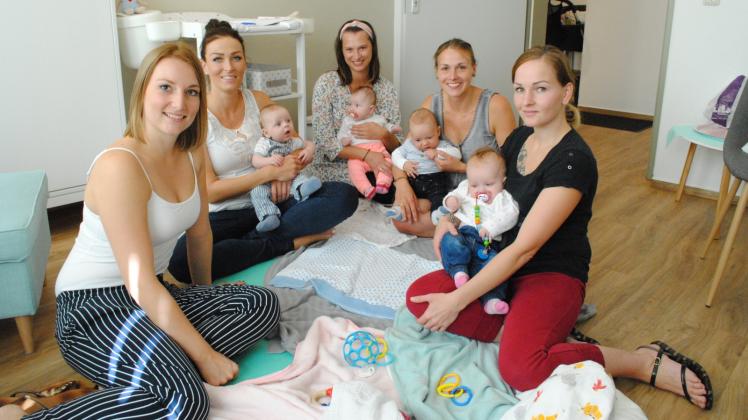 Abschiedstreffen mit glücklichen Babys und Müttern: Janine Gauert (l.) betreut Familien vor, während und nach der Geburt.