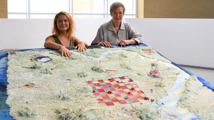 Textile Blumenwiese: Beate von Harten (rechts) zeigt mit Tochter Cecilia eines ihrer Ausstellungsobjekte. 