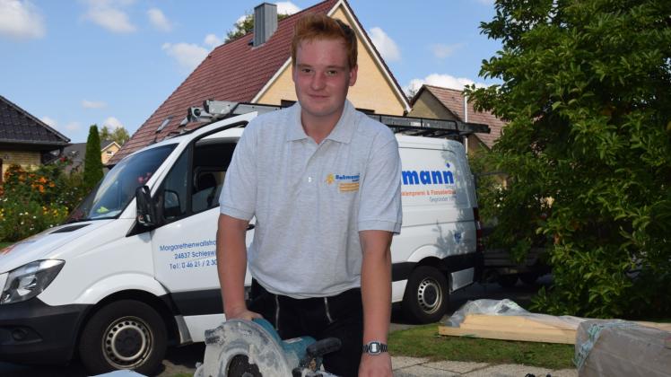„Ich gehe gerne zur Arbeit“: Christian Haß erlernt den Dachdecker-Beruf. Auf einer Baustelle im Stadtgebiet hilft er gerade mit, ein Haus energetisch zu sanieren und neu einzudecken. 
