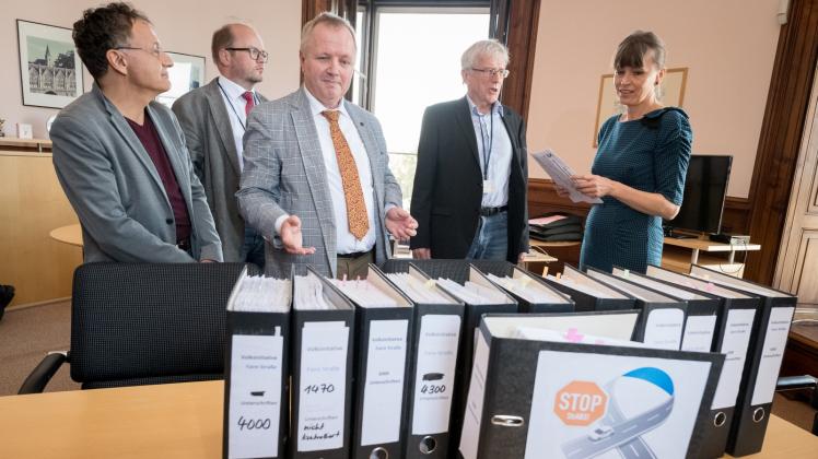 Der Druck wächst: Vertreter der Volksinitiative „Faire Straße“ haben Landtagsvizepräsidentin Beate Schlupp 44 570 Unterschriften von Bürgern gegen Ausbaubeiträge übergeben.