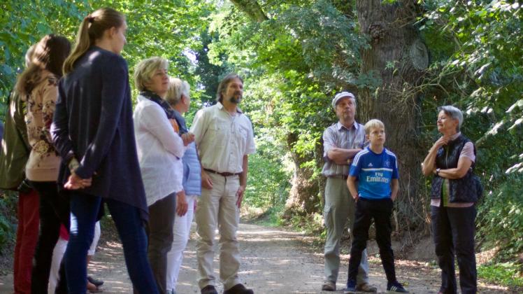 Auf Einladung  von Dr. Dorothee Bieske (3. v. l.) bot Michael Packschies, Leiter der Abteilung Naturschutz und Landschaftsplanung (4. v. r.), eine Wanderung durch den Schnaaper Forst an.