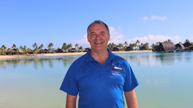Achim Herterich vor dem „Mariott Resort“ auf Fidschi, in dem er zurzeit arbeitet.
