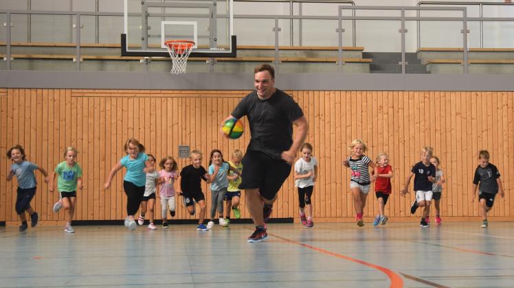 Vollen Einsatz zeigt Klassenlehrer Stefan Meßfeldt bei seinen Erstklässlern auch im Sportunterricht. Fotos: Hermann 