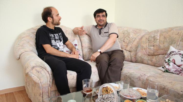 Kennen sich aus gemeinsamen Zeiten bei einer Zeitung in Afghanistan: Musa Rafizada (l.) und Said Mohammad Alemi.