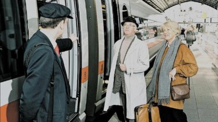 Mutige Senioren fahren mit der Bahn