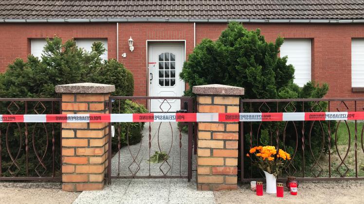 Mit Blumen und Herzen bringen Nachbarn und Freunde vor dem Haus des Opfers ihre Trauer zum Ausdruck.