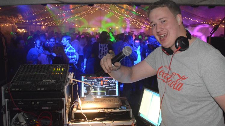Brachte die jung Gebliebenen im Zelt zum Tanzen: DJ Daniel Stamer aus Luhnstedt. 