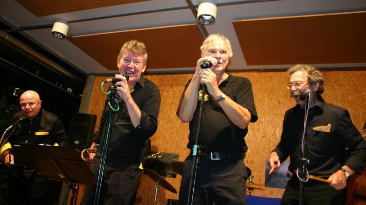Sorgten für beste Stimmung (v.r.): Stef Geurts (Drums), Peter Dobbe (Posaune) und Michael Müller (Trompete).  