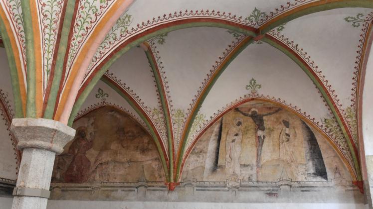 Stralsund: Blick auf Wandmalereien im Kapitelsaal des ehemaligen Franziskanerklosters St. Johannis 
