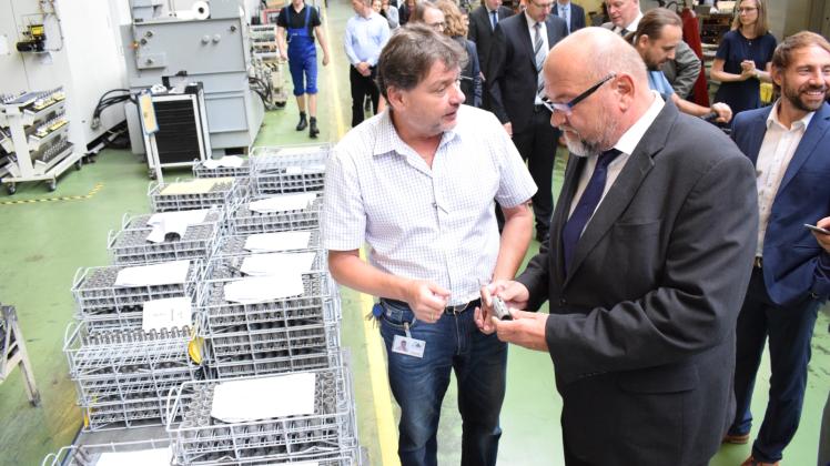 Innovation in die Hand nehmen: Wirtschaftsminister Harry Glawe (r.) lässt sich von Fertigungsleiter Birger Kaiser die Produktionshallen der Hydraulik Nord Fluidtechnik zeigen. 