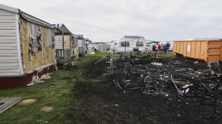 Blick auf die Brandstelle in Rantum: Beide Campingwagen sind völlig niedergebrannt.