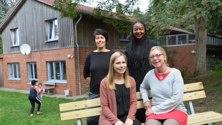 Die Bewohnerinnen leben in Sicherheit: (von links) Anja Binna, Verena Heimann, Aminata Touré und Maike Schiemann würden die Zahl der Plätze im Frauenhaus gerne verdoppeln. 