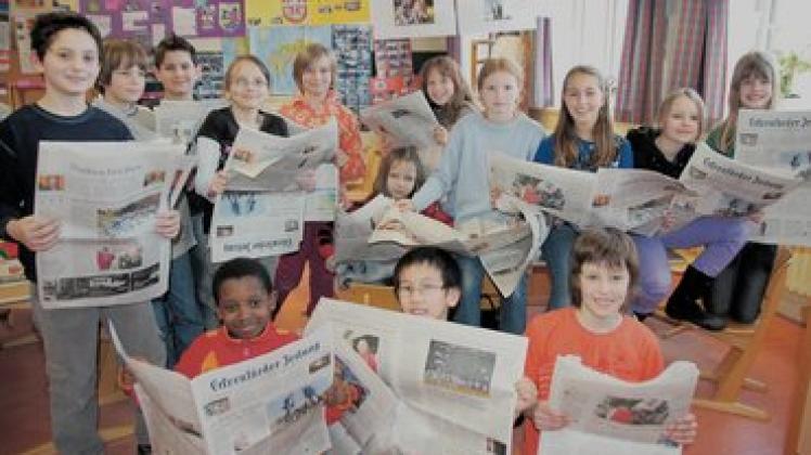 Die Schüler der Klasse 4e der Willers-Jessen-Schule nehmen täglich ihre Projektzeitung zur Hand. Fotos: Schulze