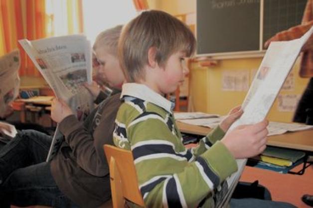 Vertieft in die Eckernförder Zeitung: Die beiden 10-jährigen Hannes Hinz (re.) und Eric Engel aus der Klasse 4d der Willers-Jessen-Schule. Vertieft in die Eckernförder Zeitung: Die beiden 10-jährigen Hannes Hinz (re.) und Eric Engel aus der Klasse 4d der Willers-Jessen-Schule.